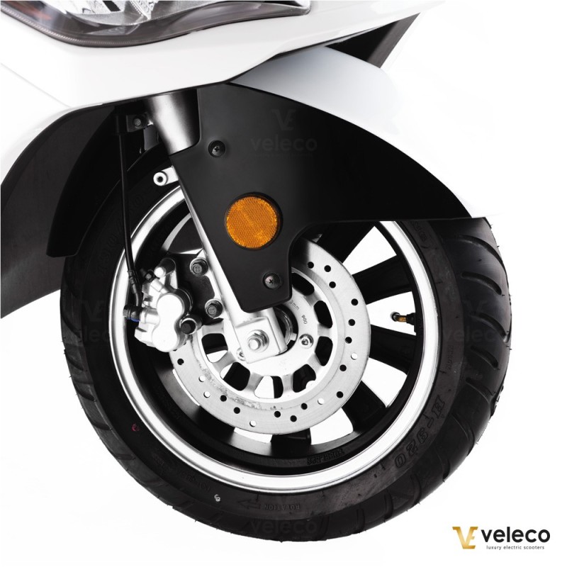 Veleco ADVENA: ciclomotor eléctrico cerrado de 2 plazas tipo coche